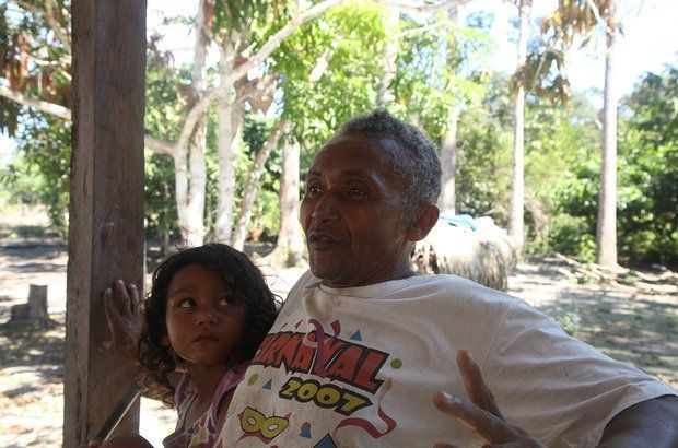 No caminho de volta, a equipe de reportagem parou em várias comunidades. Em uma delas, Raimundo do Rosário Batista contou o orgulho de ter sete de seus 14 filhos na EM Victor Civita. 