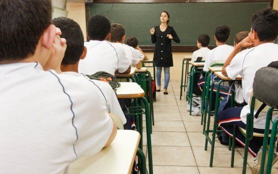 Professor da rede pública ganha R$ 700 a mais que o da rede privada, em média