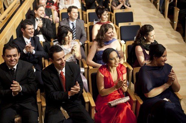 Os 11 educadores premiados aproveitam a cerimônia na plateia da Sala São Paulo