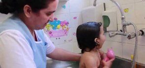 O banho dos bebês | Cuidados na Creche