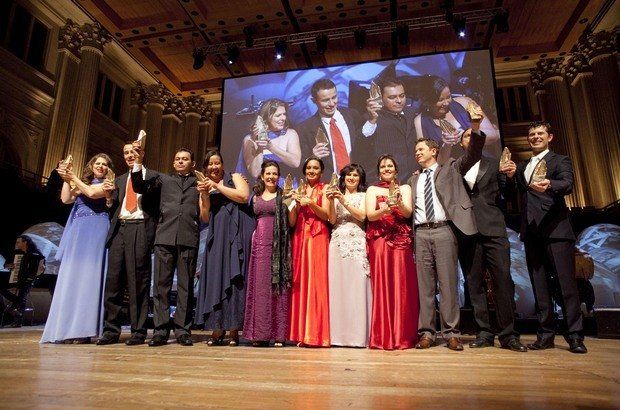 Os 10 professores e a gestora premiados comemoram no palco da Sala São Paulo