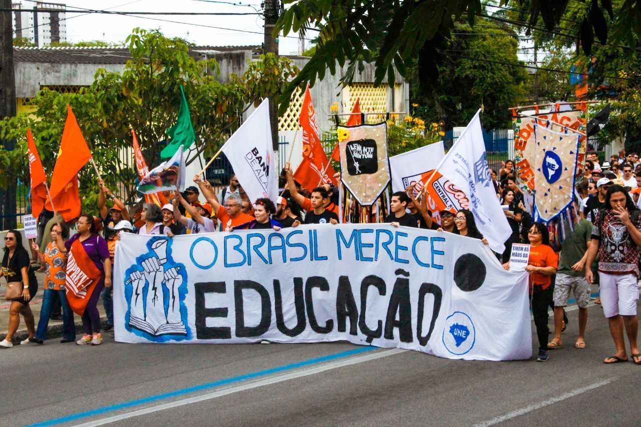 Notícia] Estudantes se manifestam contra a permanência do prof