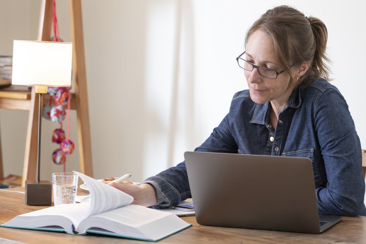 professor de conceito de aprendizagem on-line com livros e vídeo