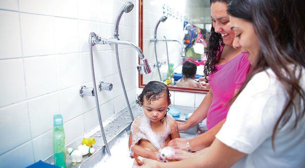 HORA DO BANHO Cuidados compartilhados ajudam a educadora a entender como o bebê está acostumado a se banhar