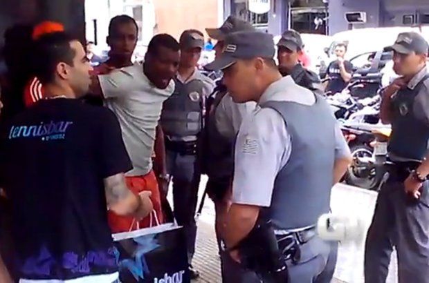 Pai defende filhos de racismo em São José dos Campos, SP. CRÉDITO: Reprodução cinegrafista amador/G1