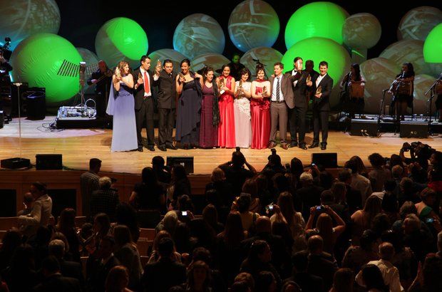 Os 11 educadores comemoram a premiação no final da festa, na Sala São Paulo