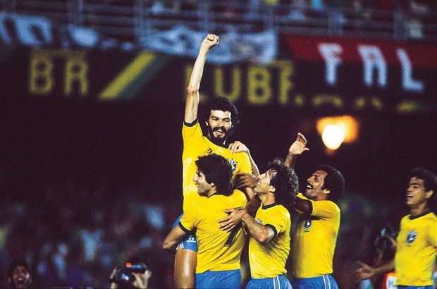 Bola Do Futebol Ou De Futebol No Lance Inicial De Um Jogo Foto de