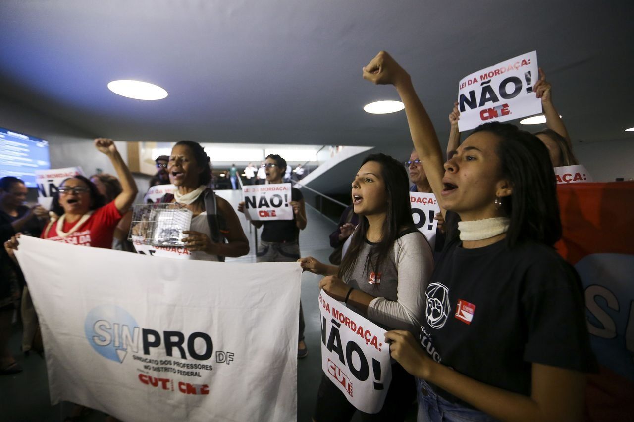 Manifestantes contra o Escola Sem Partido durante discussões em Brasília em novembro de 2018