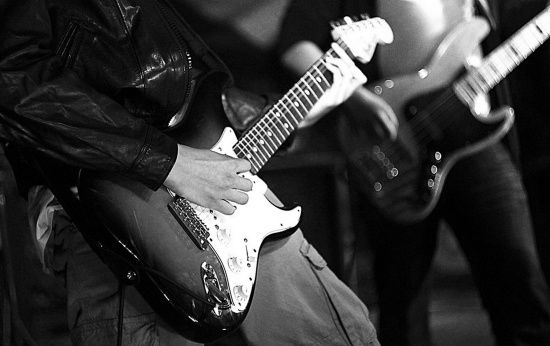 Guitarra sendo tocada em um show de rock
