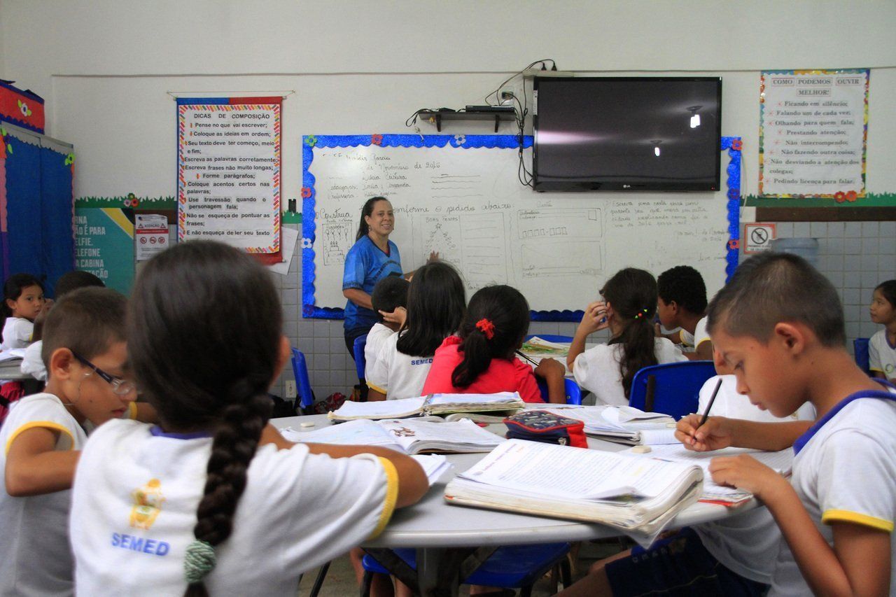 Os alunos da escola Waldir Garcia, de Manaus, trabalham em grupos