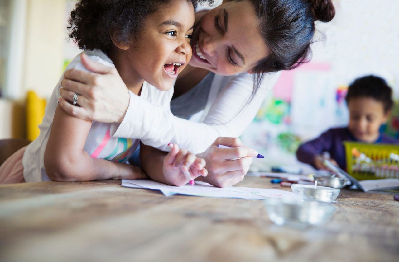 Mãe ensinando crianças na aula de desenho. Filha e filho pintando