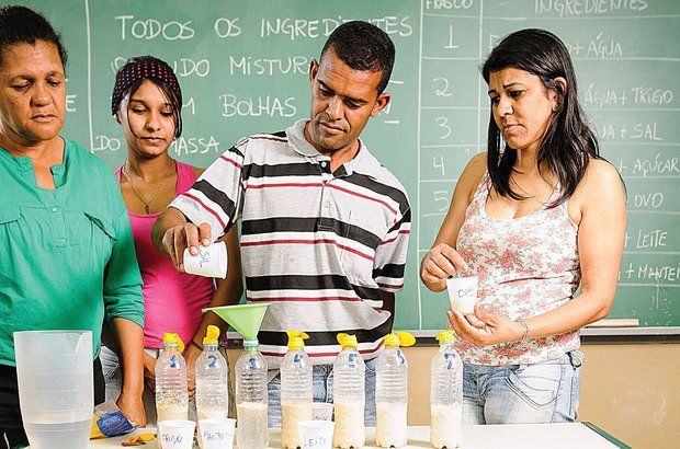 A água e o fermento foram isolados e os outros ingredientes testados pelos alunos. Ramón Vasconcelos