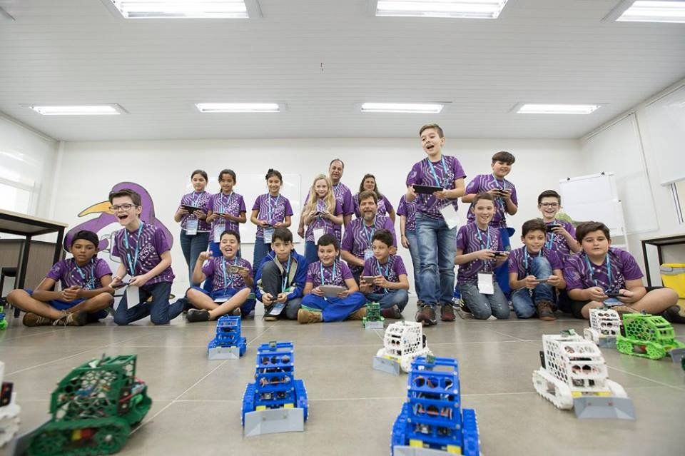 Alunos da Escola Municipal Aloys João Mann, em Cascavel, no Paraná, controlam os robôs que produziram
