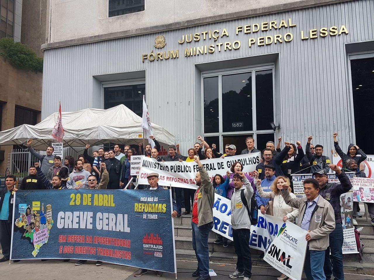 Pais de alunos dão aula e furam greve de professores em escola de SP