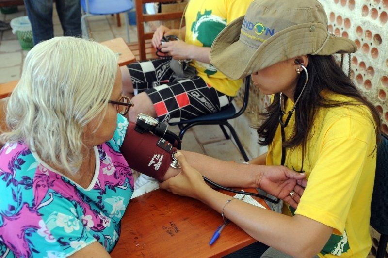 Integrante do Projeto Rondon mede a pressão arterial de uma moradora de Bonito, no Pará, em 2012
