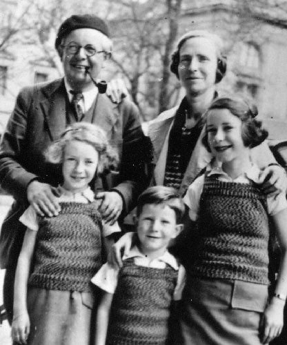 O nascimento dos três filhos, retratados nesta foto de 1936, forneceu elementos à teoria