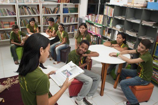 Aos poucos, Antonio conseguiu aproximar os alunos do universo da escrita. A classe começou a frequentar a biblioteca e a tomar gosto pela leitura. Uma das meninas leu para os colegas e, em seguida, eles escolheram livros para levar para casa.