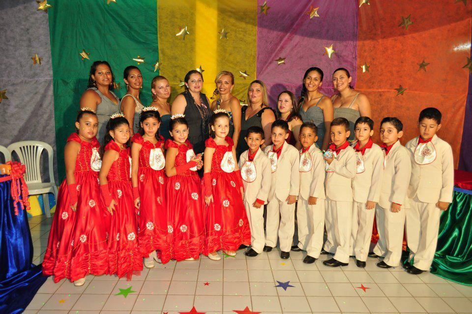 A professora Maze Cavalcante Cunha Araujo e os alunos da Escola Cantinho da Criança