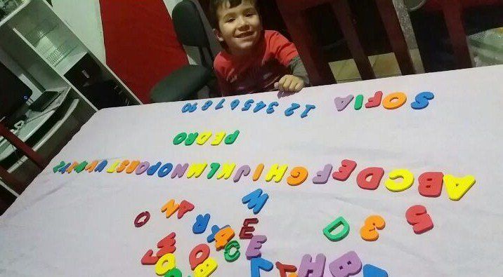 Criança de quatro anos e o alfabeto