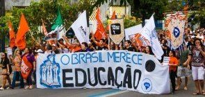 Professores e estudantes protestam contra programas do MEC