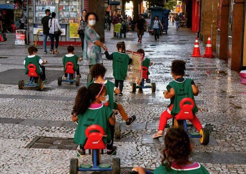 Crianças exploram centro da cidade em projeto 'Motoca na praça
