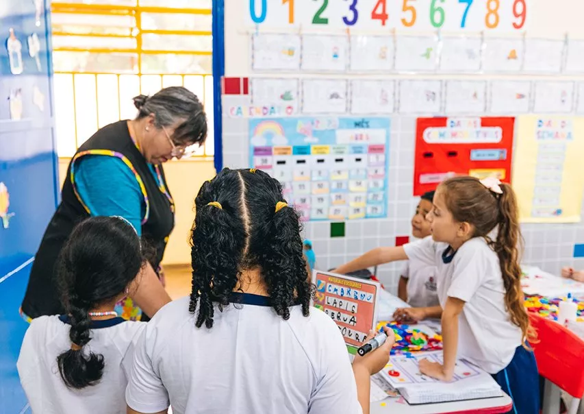 Ceale - Centro de alfabetização, leitura e escrita - UFMG - Muito além de  jogos e brincadeiras