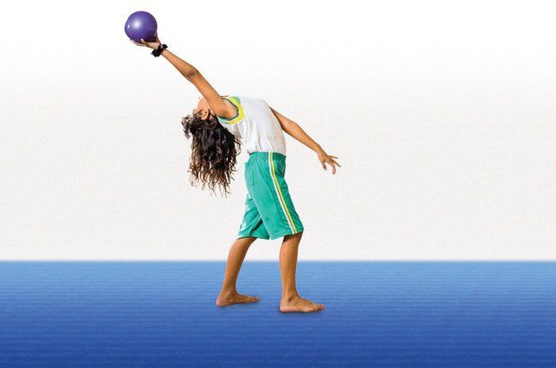 Com a bola, as crianças criaram movimentos com rolamentos pelo corpo e lançamentos. Ramón Vasconcelos
