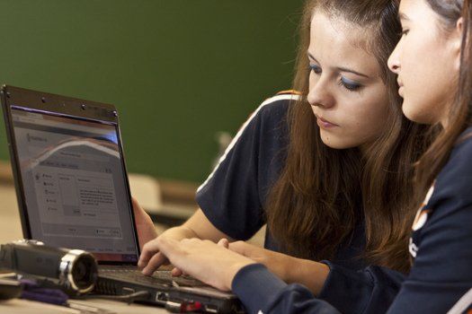 Além dos vídeos, os alunos também escrevem uma introdução para as reportagens e publicam no site da TV e nas redes sociais. Assim, divulgam as novidades para seus telespectadores. Foto: Tamires Koop