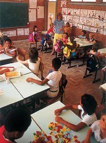 Ambiente alfabetizador em escola  gaúcha nos anos 1980: Emilia Ferreiro  inspira políticas oficiais.