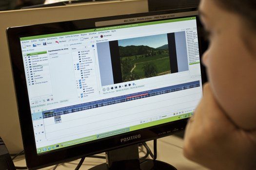 O programa Windows Movie Maker é utilizado pela turma para editar os vídeos. Alguns estudantes, que já conheciam a ferramenta, ensinaram para os demais. Foto: Tamires Koop