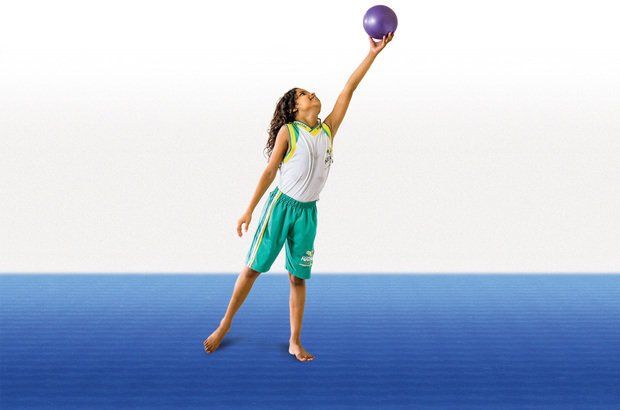 Com a bola, as crianças criaram movimentos com rolamentos pelo corpo e lançamentos. Ramón Vasconcelos