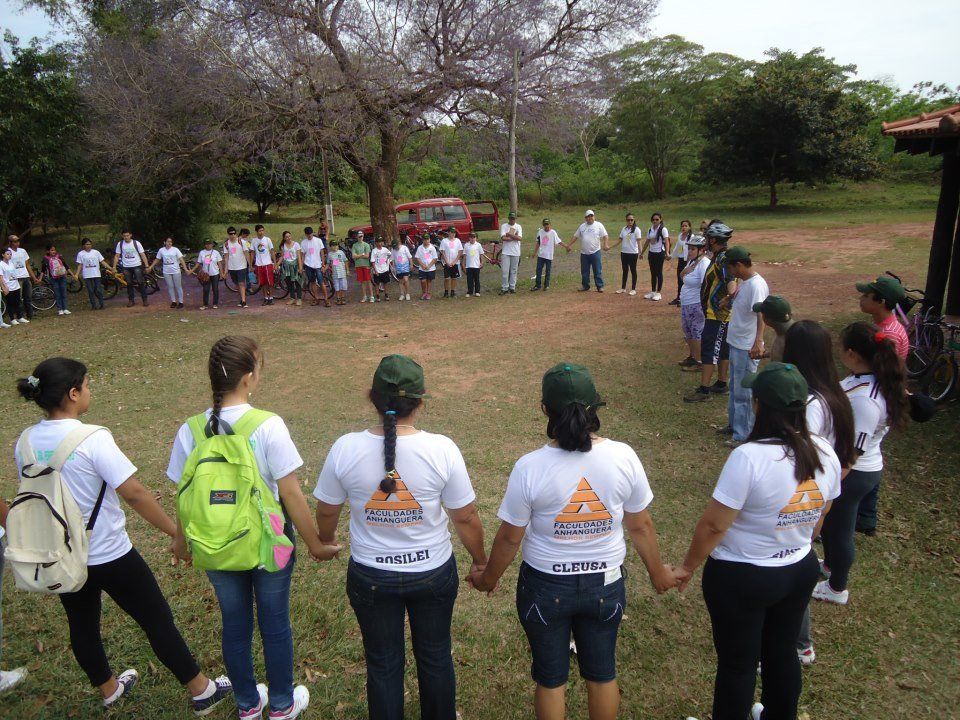 A professora Patrícia Ortelhado educando seus alunos para a sustentabilidade