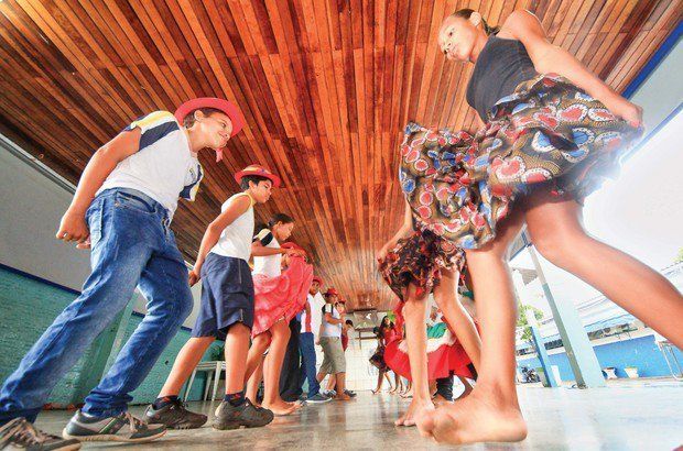Meninos e meninas dançam frente a frente e, depois, trocam de fila no ritmo do siriri. Marcos Negrini/Agência Phocus