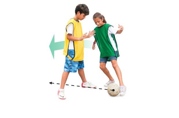 Caneta é o nome do drible em que  o jogador passa  a bola entre  as pernas do adversário e corre para buscá-la novamente