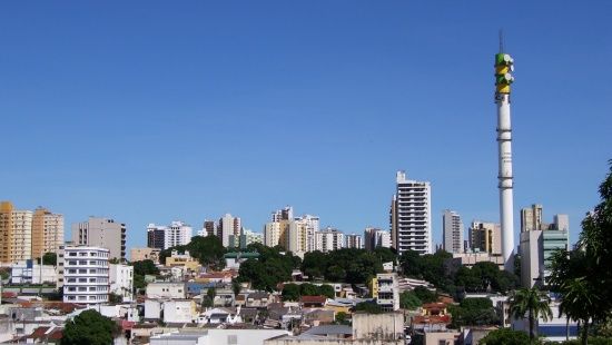 Skyline de Cuiabá. Ceu azul sem nuvens com muitos prédios e uma torre de antenas