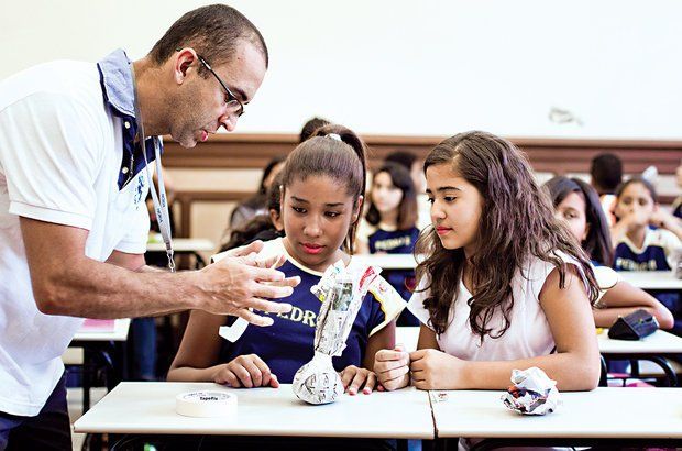 Com folhas de jornal e fita adesiva, os alunos aprenderam como fazer uma peteca. Pedro Silveira