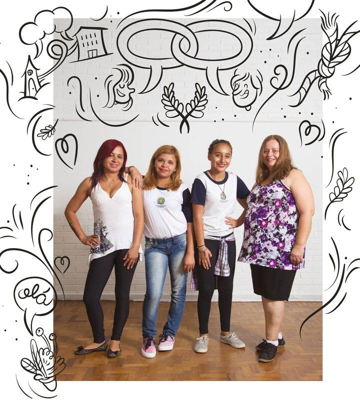 Mães posam com suas filhas, que são alunas da EMEF Violeta Doria Lins.