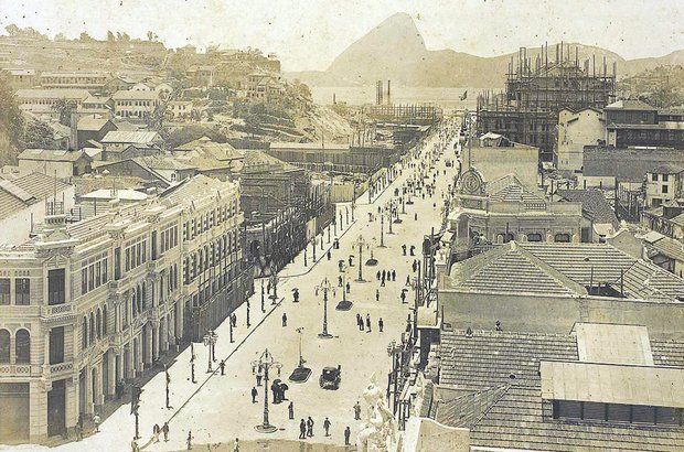 Moradias precárias dominavam o centro do Rio de Janeiro antes da reurbanização. Acervo da Fundação Biblioteca Nacional